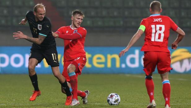 Fußballspieler im Zweikampf während eines Spiels.