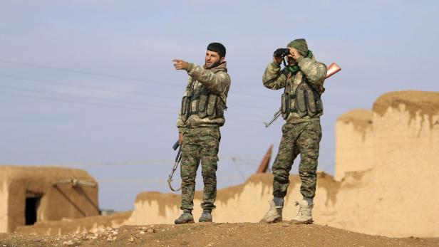 Soldaten halten Ausschau nach IS-Kämpfern in Syrien.
