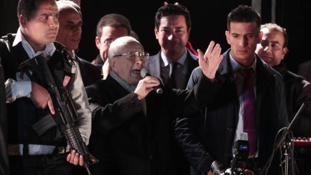 Der 88-jährige Essebsi erklärte unmittelbar nach Schließung der Wahllokale vor etwa 2.000 Anhängern in Tunis, er habe die Wahl gewonnen.