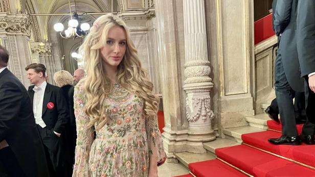 Studentin und Model Cosima Maly in einem Kleid von Needle & Thread.