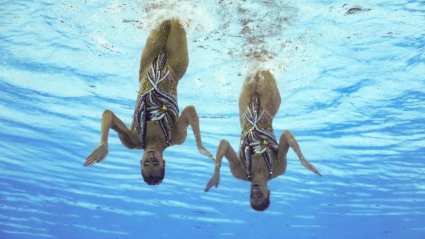 Zwei Synchronschwimmerinnen während einer Kür unter Wasser.