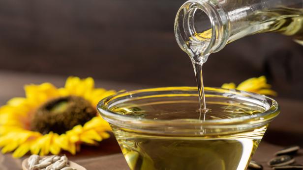 Sonnenblumenöl wird in eine Glasschale gegossen.