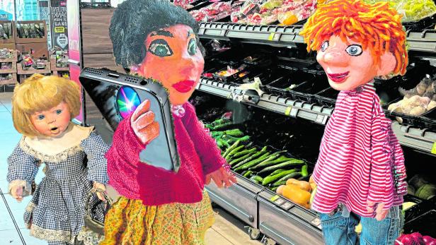 Seppy und die Omama mit dem Handy im Supermarkt 
