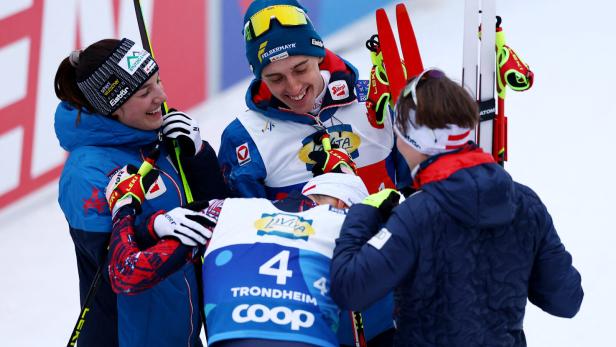 Österreichische Skilangläufer feiern einen Sieg in Trondheim.