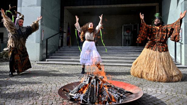 Es ist Fasching: Nika Korenjak verkörperte eine Schamanin, die das Funkhaus vom Fluch des Faschismus befreit, Olga Shapolavola und Richard August-Chi assistierten