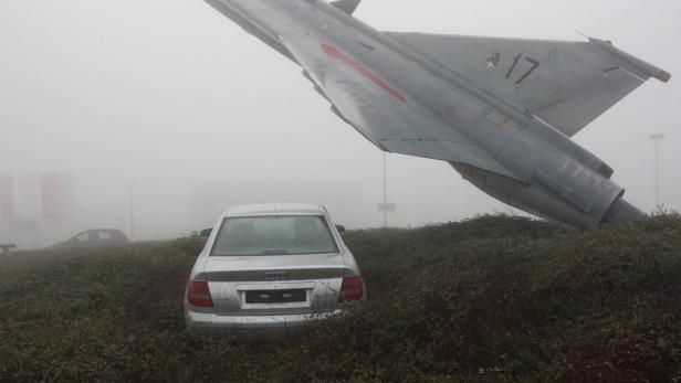 Im dichten Nebel kam ein Pkw-Lenker im Kreisverkehr von der Straße ab.