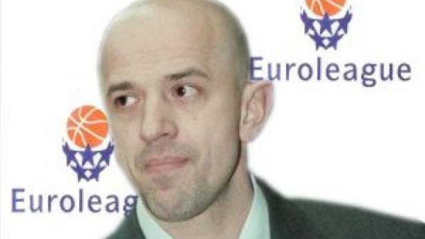 Ein Mann mit Glatze vor dem Euroleague-Logo.