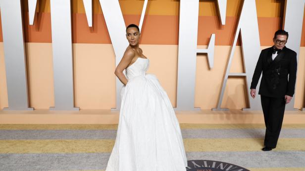 Kim Kardashian in einem weißen Kleid bei der Oscar Vanity Fair Party 2025.