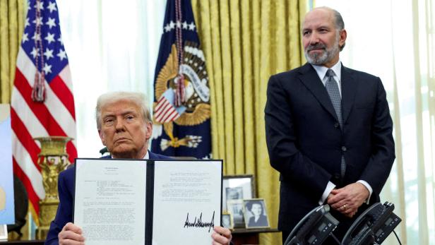 FILE PHOTO: U.S. President Donald Trump signs executive orders for reciprocal tariffs in Washington Trump hat ein Dokument hoch