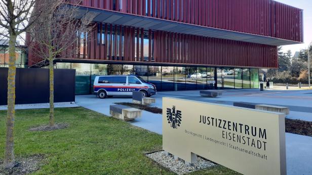 Das Justizzentrum Eisenstadt mit einem Polizeiwagen davor.