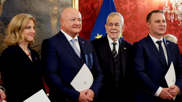 Meinl Reisinger, Stocker und Babler haben vereinbart, wer wen vorschlagen darf. Bestellt wird dann von Bundespräsident Van der Bellen. 
