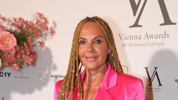 Eine Frau im pinkfarbenen Hosenanzug bei den Vienna Awards for Fashion & Lifestyle.