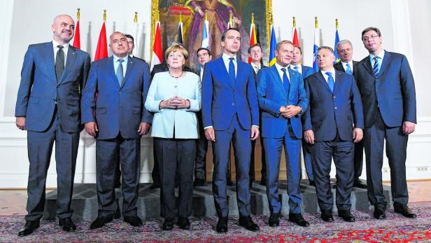Gruppenbild mit Dame: Die Regierungschefs aus Süd- und Osteuropa, Merkel und Kern