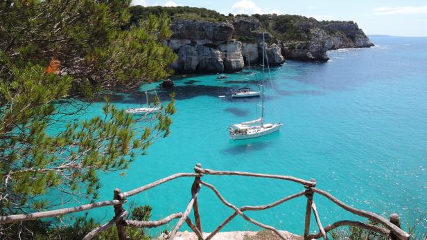 Cala Macarella an der Südküste Menorcas