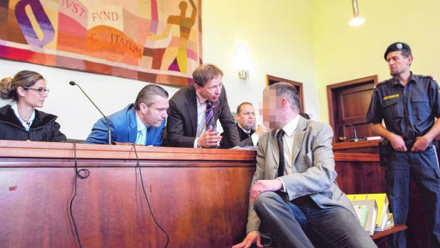 Rene K. mit seinen Anwälten Mayer und Manfred Arbacher-Stöger