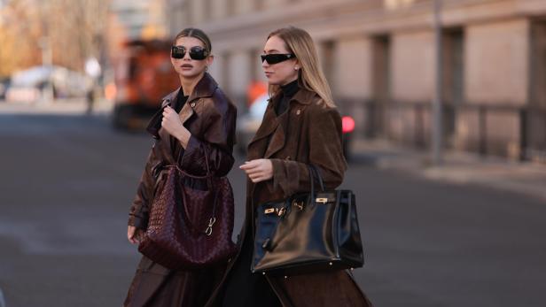 Sophia Geiss (links) mit der „Andiamo“-Bag von Bottega Veneta und Sonia Lyson mit einer Birkin-Bag von Hermes.