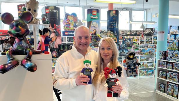 Thomas Mayerhofer und seine Frau Oksana bieten im Shop in Ebergassing viele Sammlerstücke an. Das geplante Museum soll noch mehr Fans locken.