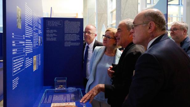 Rundgang durch die Ausstellung: Yad Vashem-Direktor Haim Gertner, Landeshauptfrau Johanna Mikl-Leitner, Ausstellungskurator Michael Tal und Nationalratspräsident a.D. Wolfgang Sobotka.