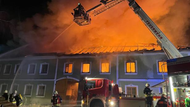 Brandinferno mit gewaltigem Schaden auf Hof in Fohregg