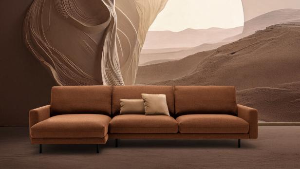 Eine Melange aus warmen Erdtönen, die Eleganz verspricht. Ein cognacfarbenes Sofa ist ein Highlight in jedem Raum. Von Rolf Benz, rolf-benz.com 