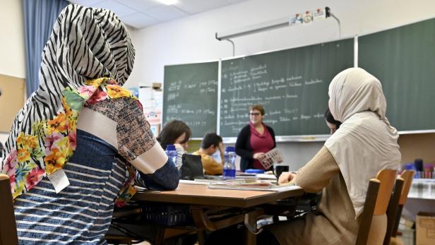 ++ THEMENBILD ++ SCHULE / RELIGION / ISLAM / KOPFTUCH Regierung will Orientierungsklassen für ganz Österreich