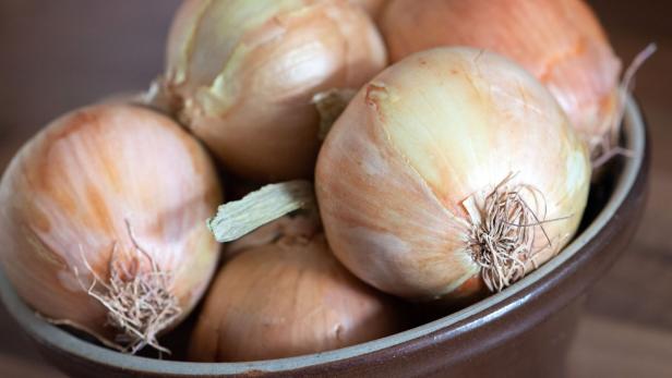 Zwiebeln sind eine wichtige Zutat - wenn nur die Heulerei beim Schneiden nicht wäre!