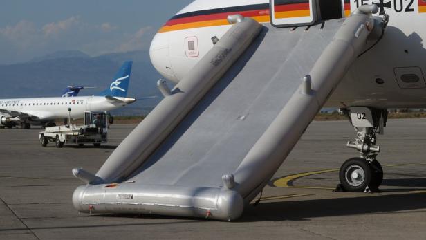 Eine Notrutsche ist an einem Flugzeug der Flugbereitschaft der Bundeswehr befestigt.