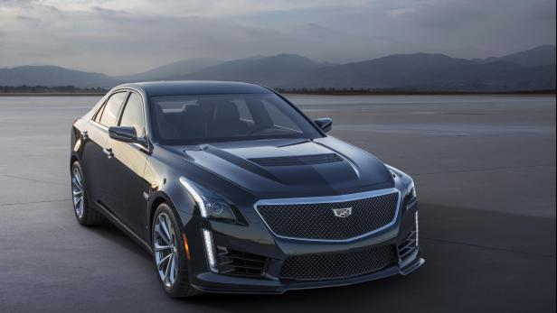 Ein schwarzer Cadillac CTS-V vor einer Bergkulisse.