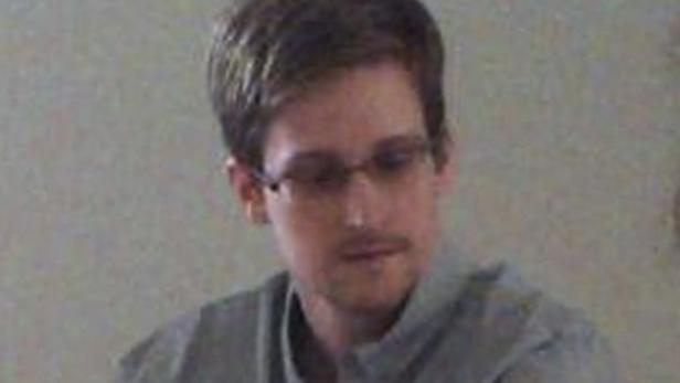 Ein Porträt von Edward Snowden mit Brille.