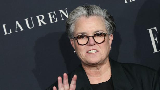 Rosie O'Donnell winkt.