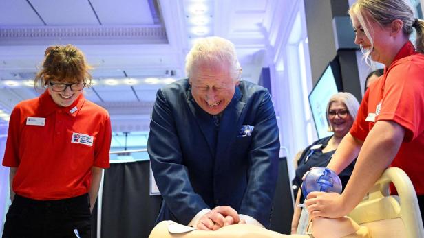 Auch ein König muss die Herzdruckmassage üben: König Charles bei einer Feier einer Krankenpflegeschule