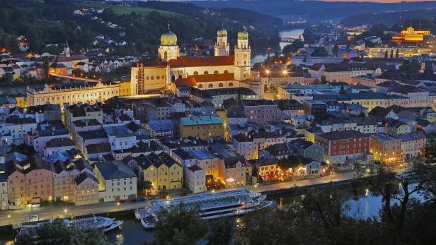 Eine Altstadt von oben, beleuchtet.