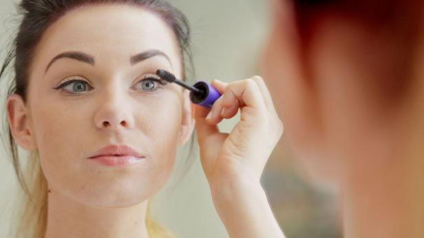 Zickzack-Bewegungen nach oben verteilen die Wimperntusche gleichmäßig