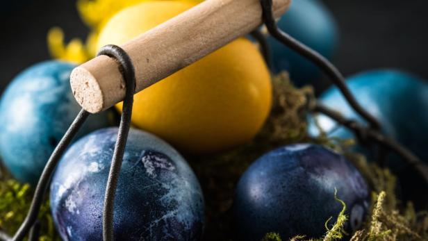 Eier lassen sich wunderbar mit Zwiebelschalen, Rotkraut und anderen Pflanzen färben
