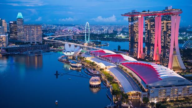 46-212666064 Marina Bay Sands Resort in Signapur beleuchtet bei Nacht