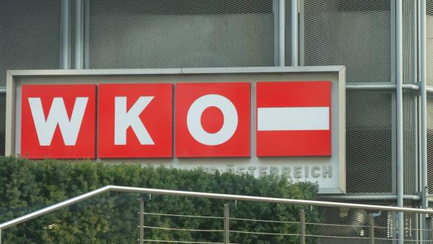 Das Logo der Wirtschaftskammer Österreich (WKO) an einem Gebäude.