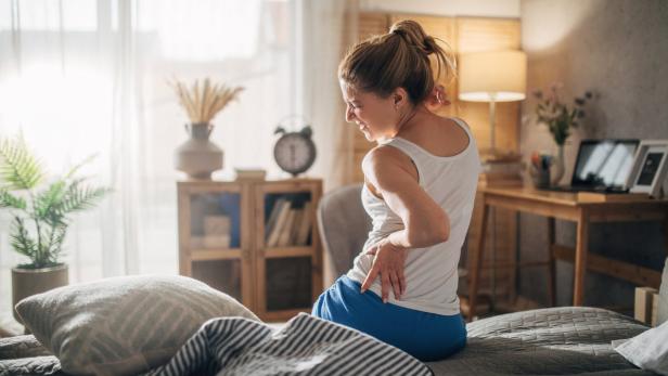 Kein guter Morgen: Nach dem Aufstehen ist man oft von Liegen steif.