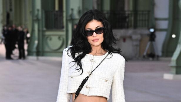 Kylie Jenner trägt ein Chanel-Ensemble.