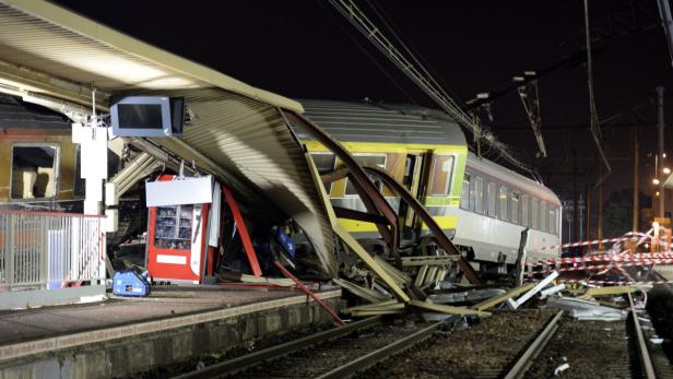 Ein Zug ist auf einem Bahnsteig entgleist und hat schwere Schäden verursacht.