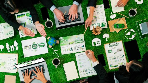 Diverse group of business people planning Eco business marketing. Quaint Nachhaltig zum Erfolg: Wie ESG-Maßnahmen Unternehmen stärken