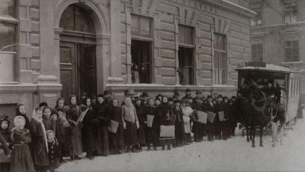 46-213591930 Wer eine offizielle Abschlussprüfung ablegen wollte, musste nach Lundenburg in Mähren fahren.