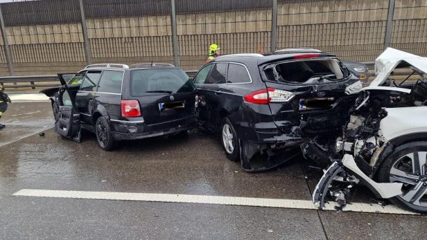 46-213801913 NÖ: Massenkarambolage auf A1 mit sieben Fahrzeugen