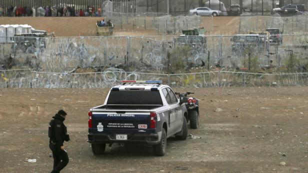 Mexican immigration chief leads surprise operation on US-Mexico border Mexican immigration chief leads surprise operation on US-Mexico border