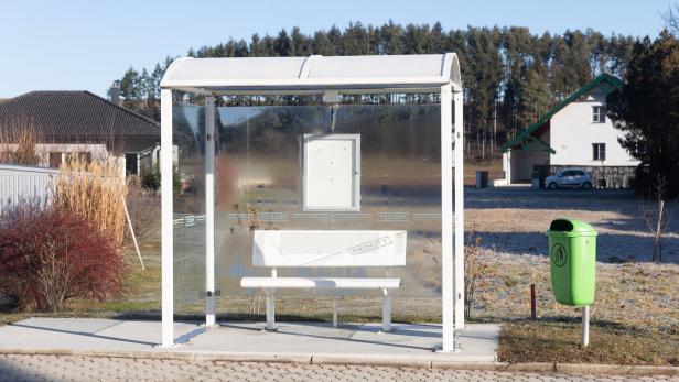 Alkolenker krachte in Zell am See in eine Bushaltestelle