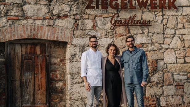 46-213689115 Das Team vom Ziegelwerk: Werner Tschiedel, Lebensgefährtin Julia und Bruder Roland