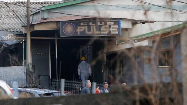 Rescue crews operate outside a night club, following a fire resulting in casualties, in the town of Kocani Nordmazedonien: Dutzende Tote bei Nachtclub-Brand