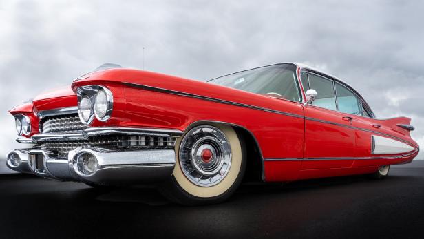 Side view of a classic american car from the fifties. Was kostet es, ein im Ausland gekauftes Auto in Österreich anzumelden?