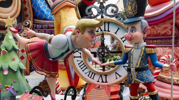 So sieht ein Karnevalszug im spanischen Valencia die Annäherung Trumps an Russland