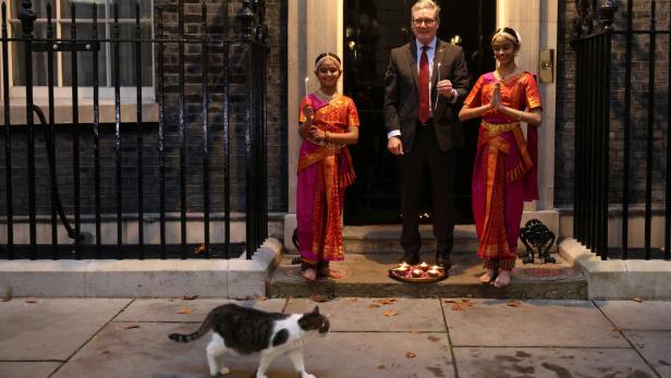Britain's Prime Minister Keir Starmer hosts a reception to celebrate Diwali in London Kater Larrys Leben ist unter Starmer nicht einfacher geworden. Die Weltlage auch nicht