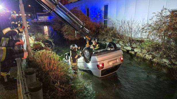 46-213853128 Auto stürzte nach Unfall in Neunkirchen ins eiskalte Wasser